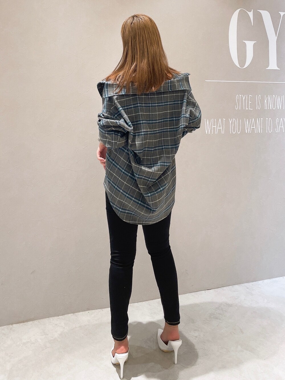 ブラック系のキャミソール、グレー系のシャツ/ブラウス、ブラック系のデニムパンツを着用したレディースの夏コーディネートの5枚目の写真