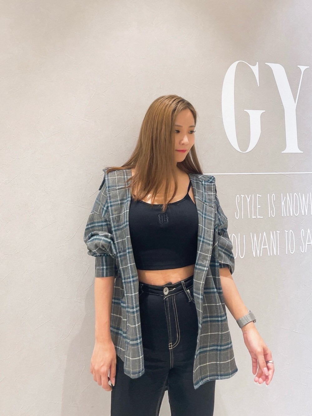 ブラック系のキャミソール、グレー系のシャツ/ブラウス、ブラック系のデニムパンツを着用したレディースの夏コーディネートの6枚目の写真