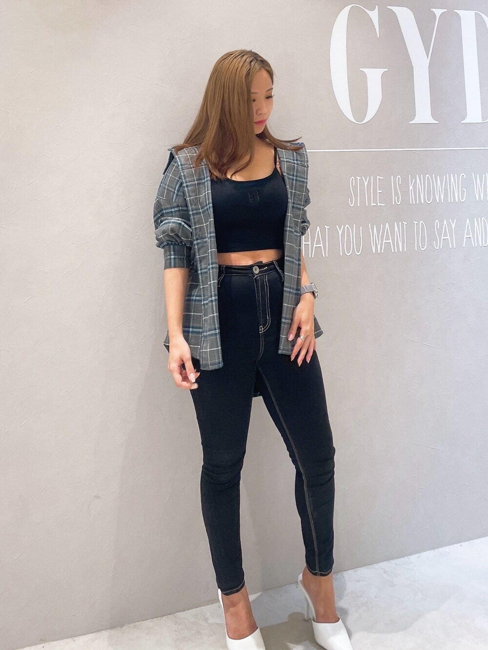 ブラック系のキャミソール、グレー系のシャツ/ブラウス、ブラック系のデニムパンツを着用したレディースの夏コーディネートの2枚目の写真