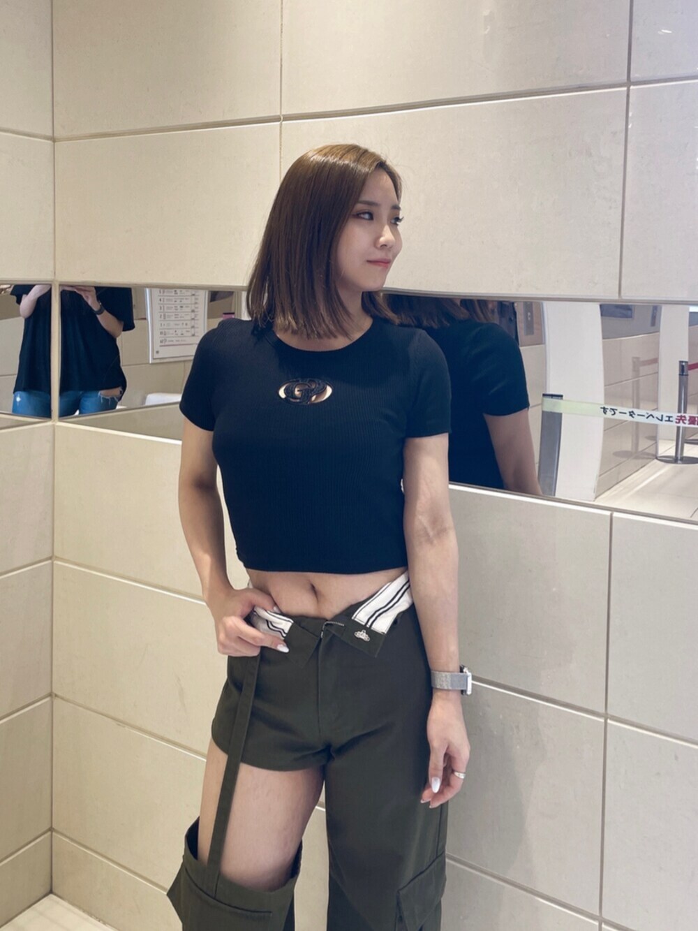 ホワイト系のサンダル、ブラック系のTシャツ/カットソー、グリーン系のその他パンツを着用したレディースの春コーディネートの4枚目の写真