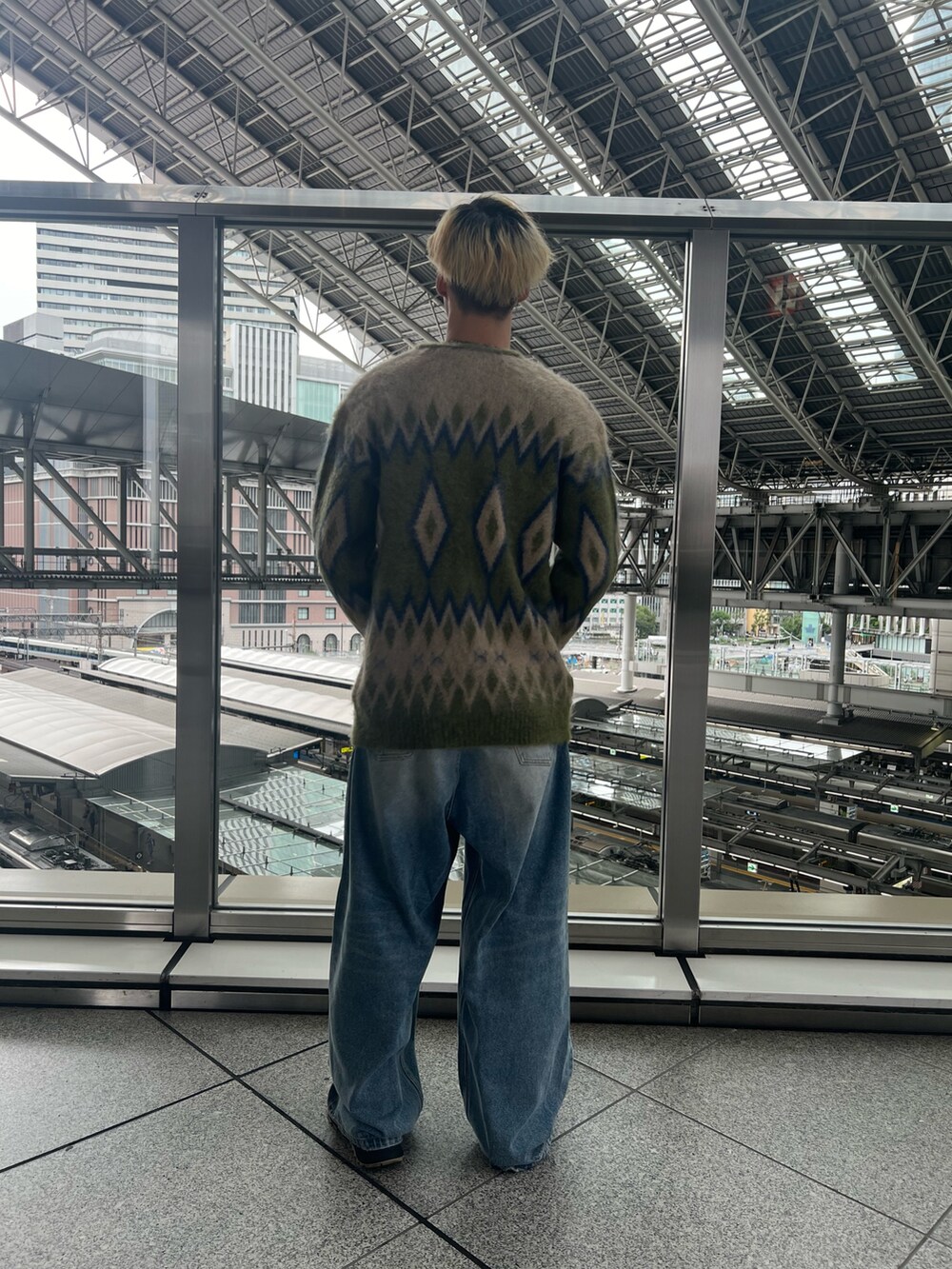 その他のデニムパンツを着用したメンズの秋コーディネートの3枚目の写真