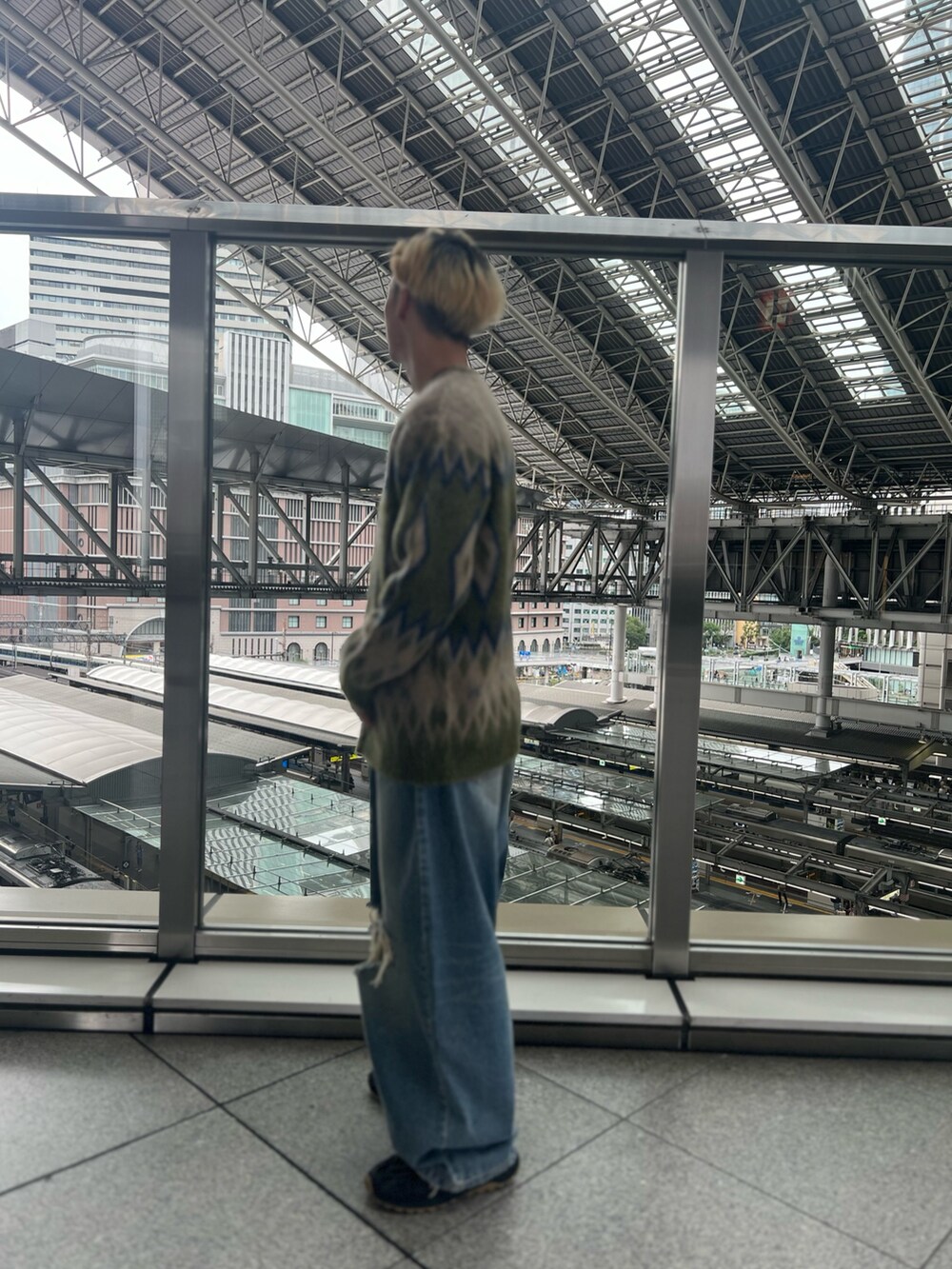 その他のデニムパンツを着用したメンズの秋コーディネートの2枚目の写真