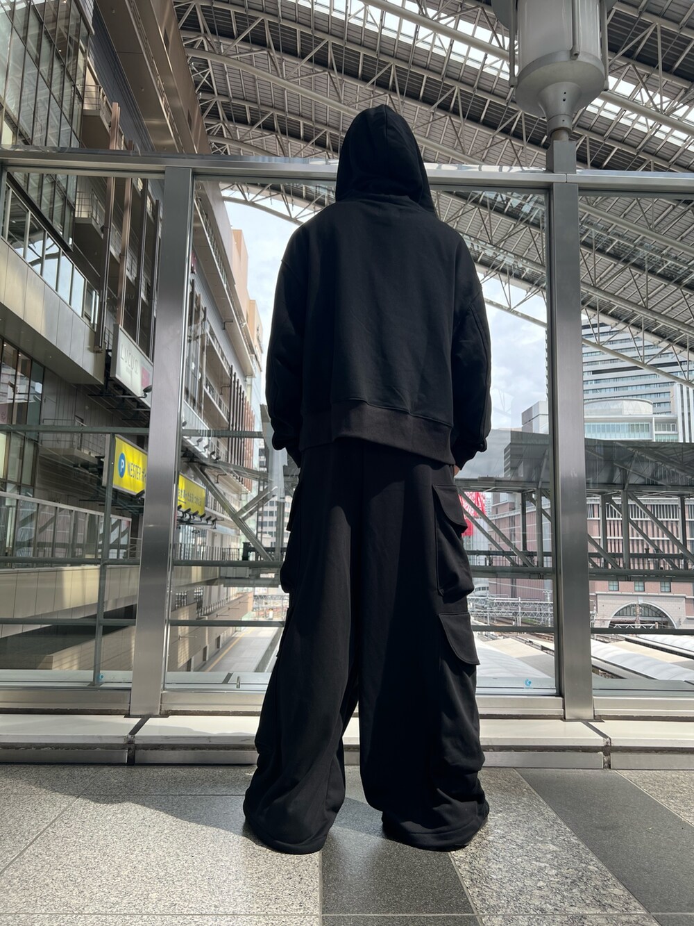 ブラック系のパーカーを着用したメンズの秋コーディネートの3枚目の写真