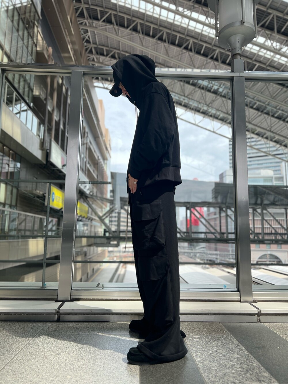 ブラック系のパーカーを着用したメンズの秋コーディネートの2枚目の写真