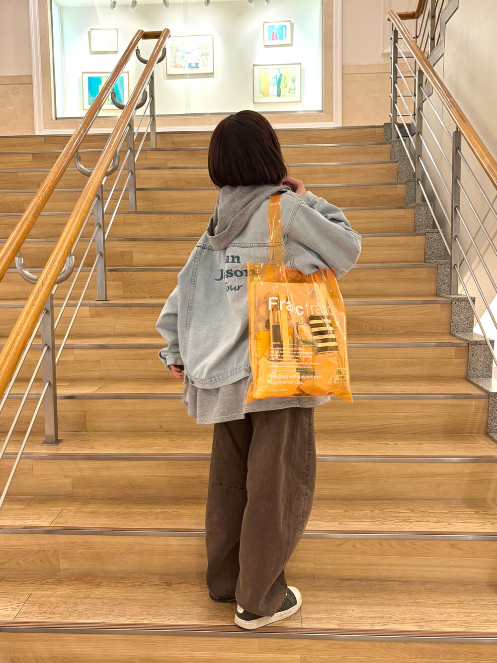 「春めき満開コーデ、春色、春コーデ、デニムジャケット、パーカー、デニム、スニーカー、タンクトップ、オレンジ、カジュアル、GU、クリアバッグ、レイヤードスタイル」｜「GUのアイテム（タンクトップ、オレンジ系）」を使った、ﾕｽﾞ🌼*･さん（レディース・156cm）の春コーディネートの2枚目の写真