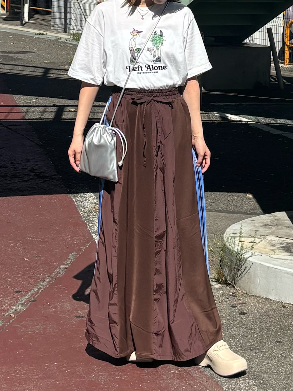 「夏ルックで気分アップ、サングラス、夏コーデ、Tシャツ、ロングスカート、お出かけコーデ、今日のコーデ、白Tシャツ、大人カジュアルコーデ、スカートスタイル、夏ファッション、お洒落さんとつながりたい、GU、AZUL by moussy、Left Alone」｜「Left Aloneのアイテム（Tシャツ/カットソー、ホワイト系）」を使った、ﾕｽﾞ🌼*･さん（レディース・156cm）の夏コーディネートの2枚目の写真