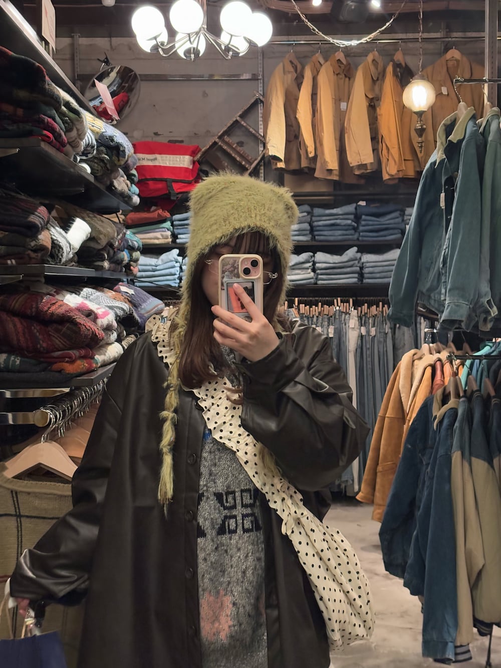 ブラウン系のジャケット/アウター、グレー系のニット/セーター、ホワイト系のスカートを着用したレディースの冬コーディネートの3枚目の写真