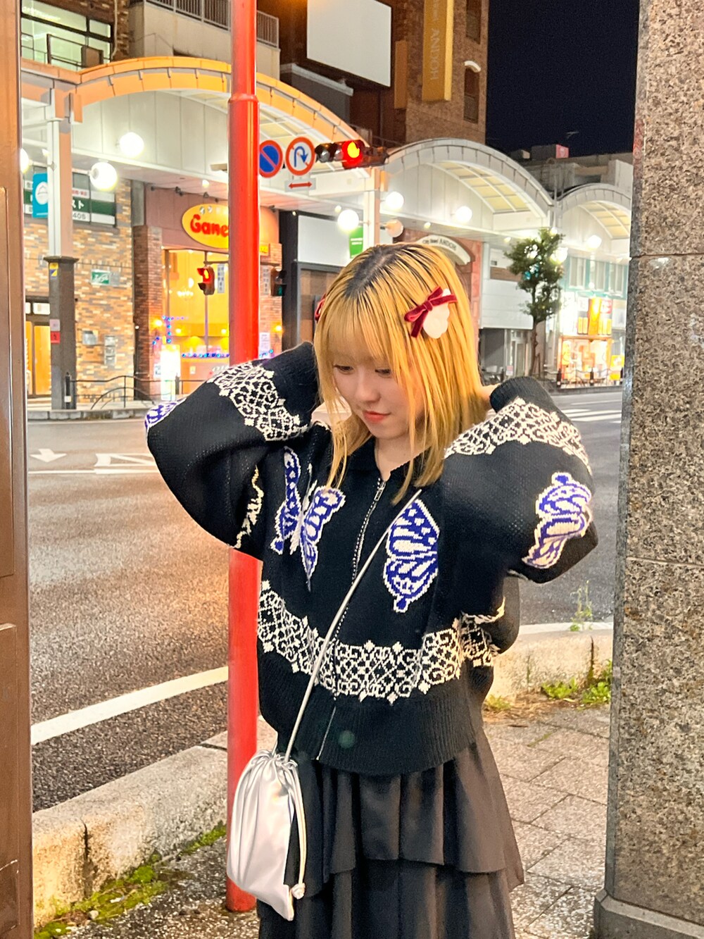 「ブラックコーデ、シルバー、リボン、巾着バッグ、ブーツ、スカート、shein、古着、SPINNS、WEGO、ショート丈トップス、個性的」｜「古着のアイテム（ニット/セーター、ブラック系）」を使った、ﾕｽﾞ🌼*･さん（レディース・156cm）の夏コーディネートの2枚目の写真