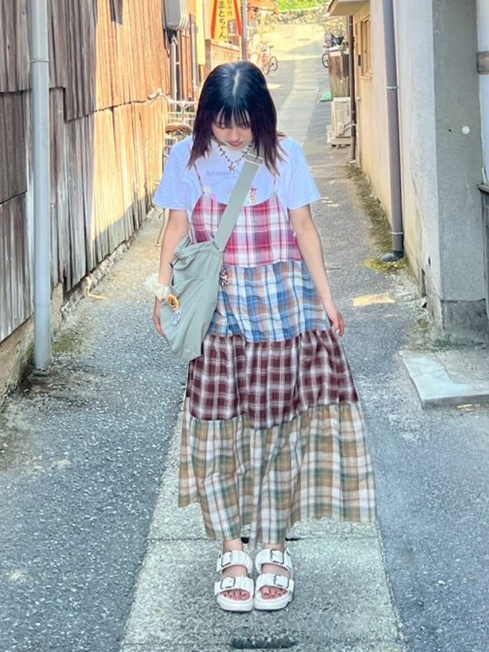 その他のワンピース、グリーン系のショルダーバッグ、ホワイト系のTシャツ/カットソーを着用したレディースの夏コーディネートの2枚目の写真