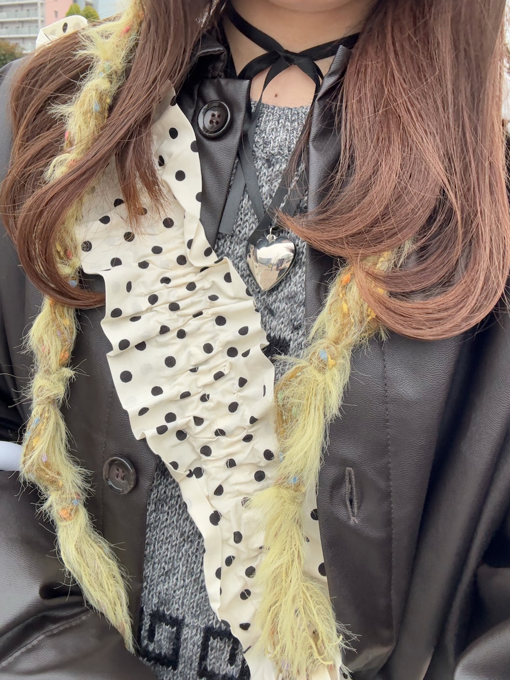 ブラウン系のジャケット/アウター、グレー系のニット/セーター、ホワイト系のスカートを着用したレディースの冬コーディネートの4枚目の写真