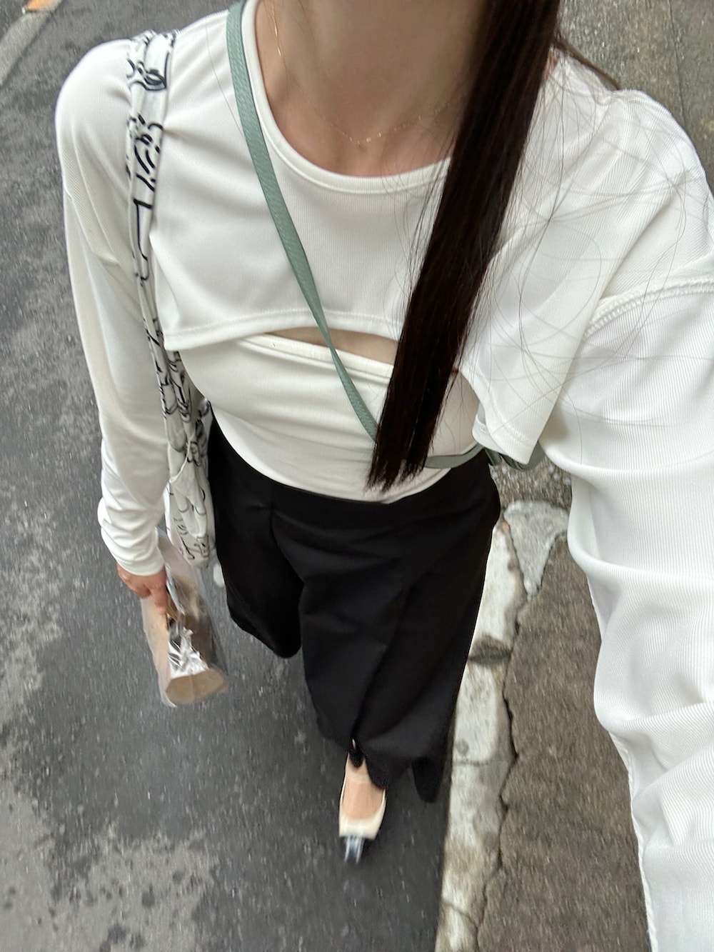 その他のシューズ、ブラック系のスカート、ホワイト系のキャミソールを着用したレディースの夏コーディネートの2枚目の写真