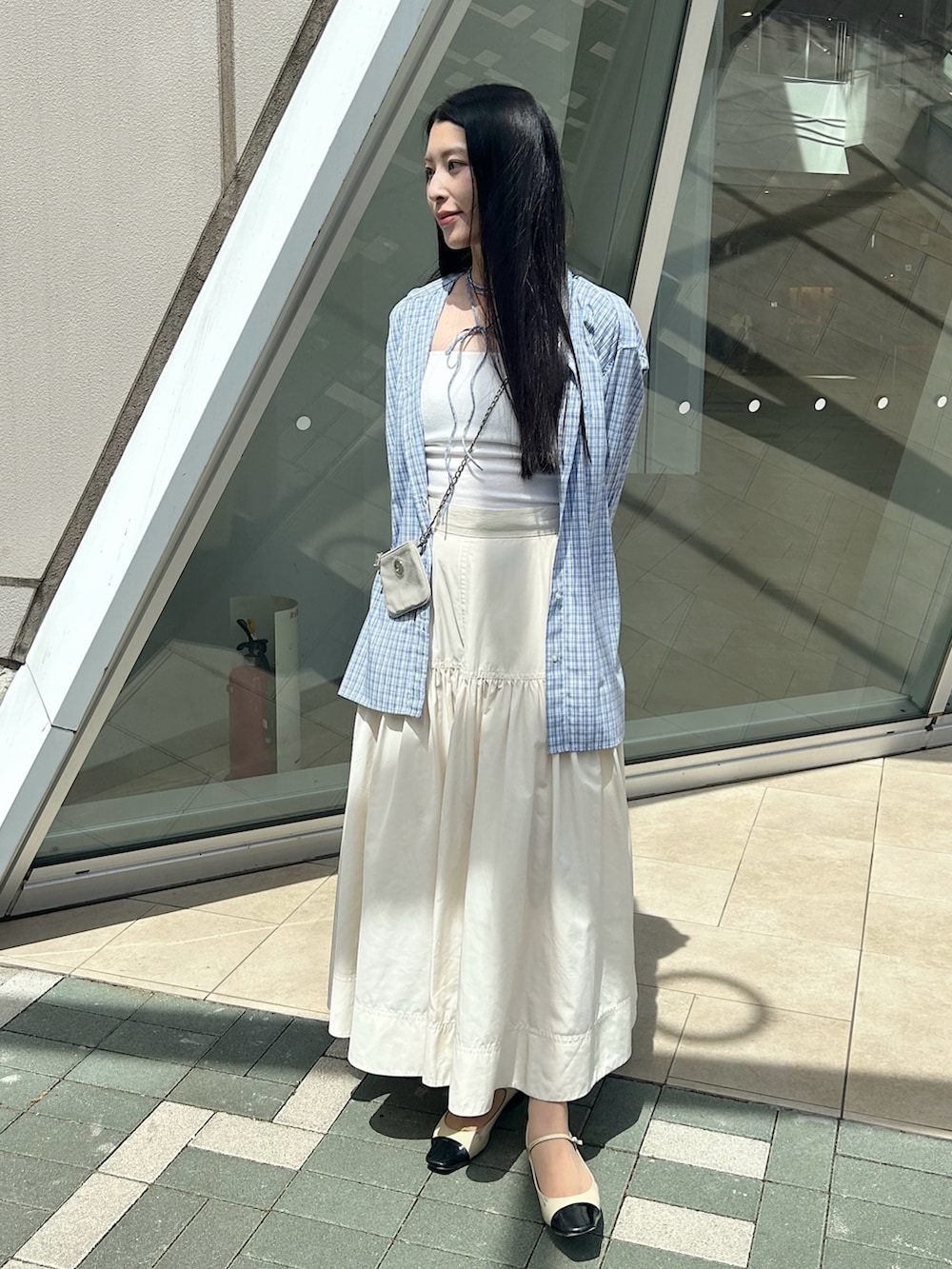 「夏ルックで気分アップ、シャツスタイル、夏コーデ、シャツコーデ、楽チンコーデ、ブルーコーデ、シルバーバッグ、ホワイトコーデ、フレアスカート、リボン、羽織り、お出かけコーデ、休日スタイル、映画館コーデ、ootd」｜「Mila Owenの【イージーケア】リボン付きストライプオーバーシャツ（シャツ/ブラウス、ブルー系）」を使った、cocoinkさん（レディース・164cm）の夏コーディネートの2枚目の写真