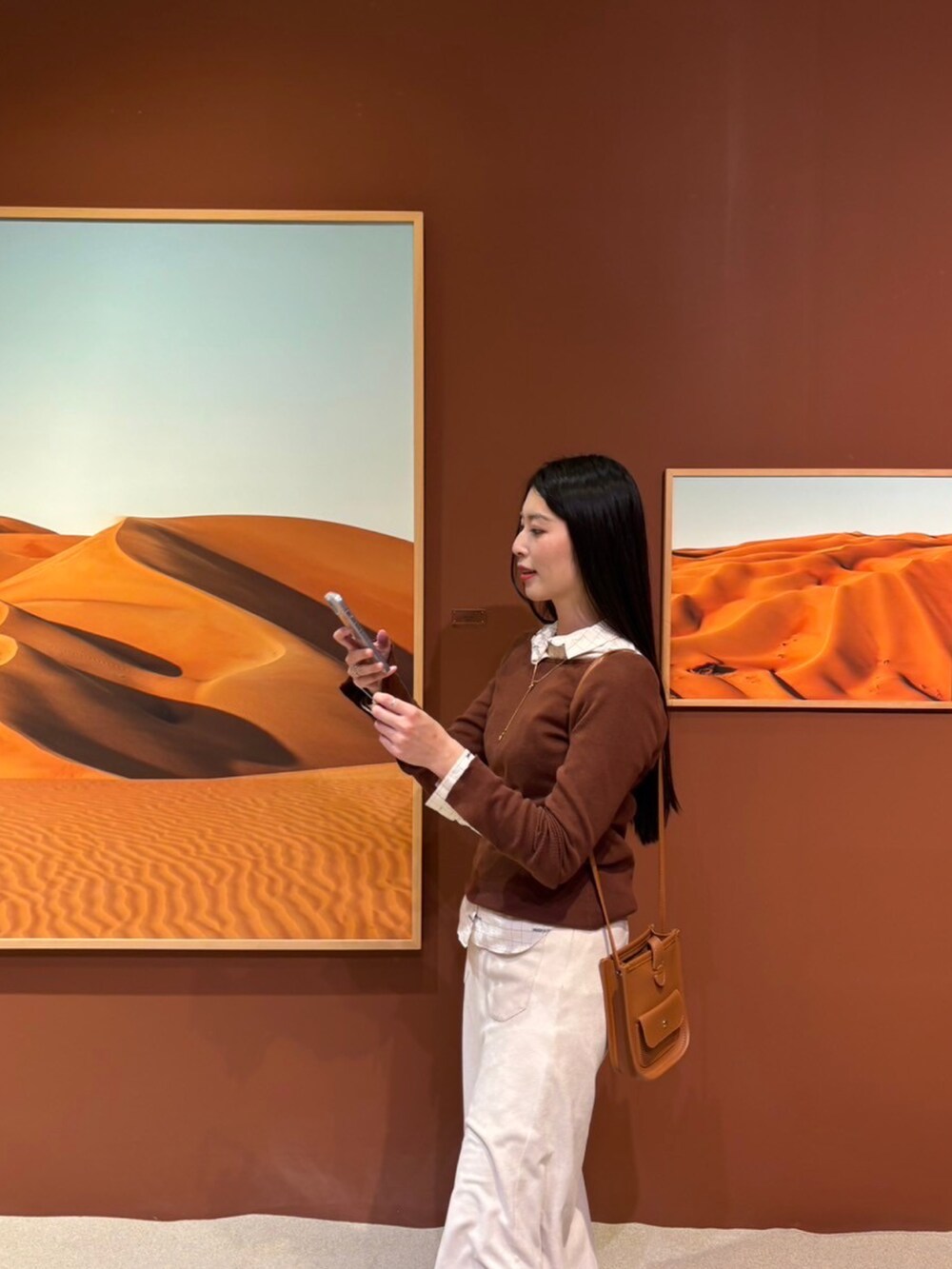 ブラウン系のニット/セーター、ブラウン系のブーツ、ゴールド系のネックレスを着用したレディースの冬コーディネートの2枚目の写真