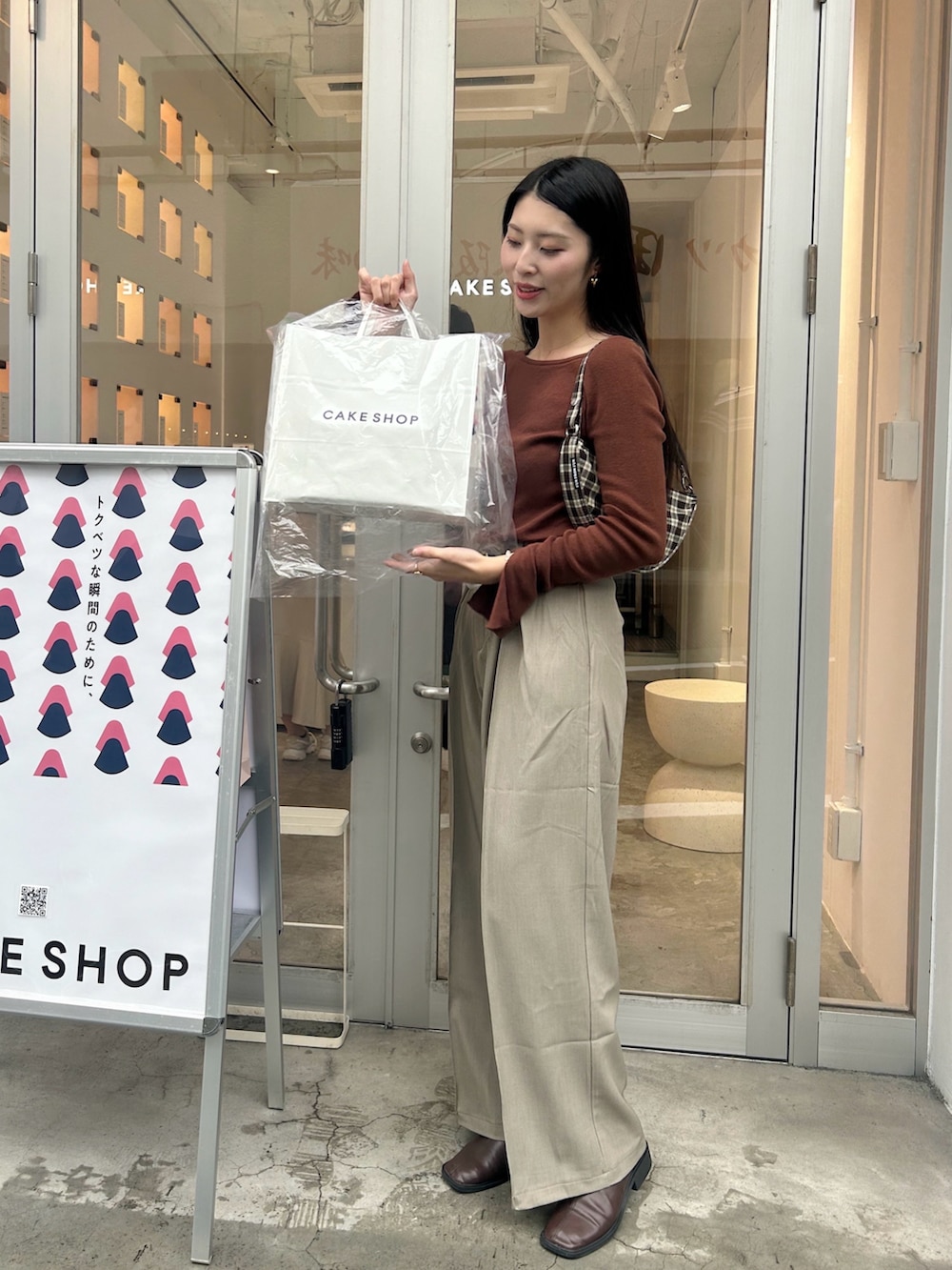 「ニット、秋、シンプル、パンツコーデ、ブラウンコーデ、チェック柄、ベージュコーデ、パンツスタイル、スラックス、イヤリング、ブーツ、お出かけコーデ、ニットコーデ、秋冬コーデ」｜「M_の【M_】OFF SHOULDER ニット（ニット/セーター、ブラウン系）」を使った、cocoinkさん（レディース・164cm）の秋コーディネートの4枚目の写真