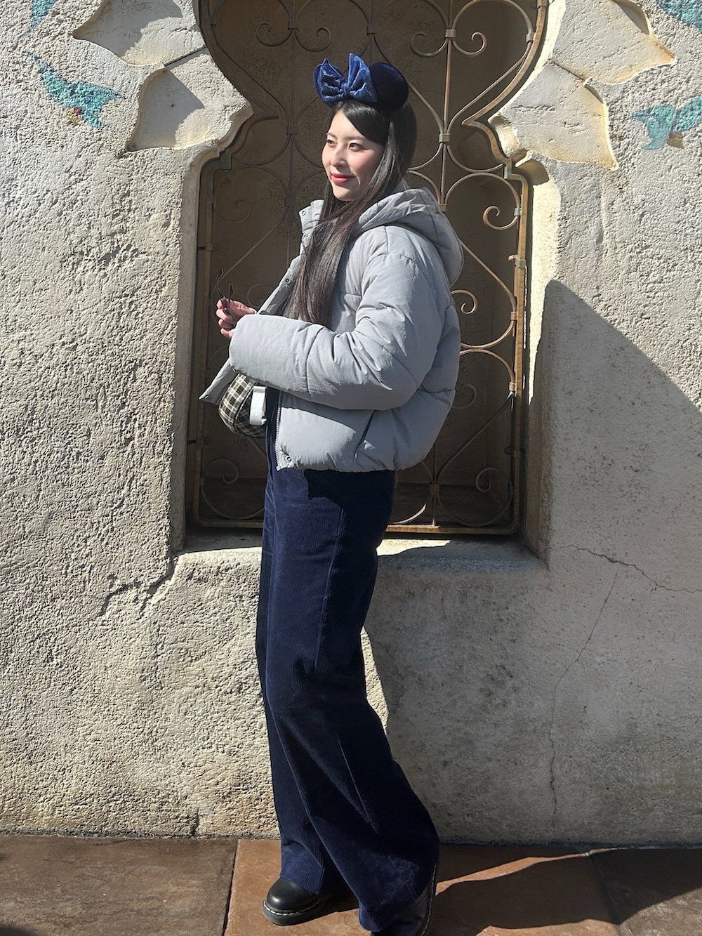 ブルー系のその他パンツ、グレー系のジャケット/アウター、ブラック系のブーツを着用したレディースの春コーディネートの2枚目の写真