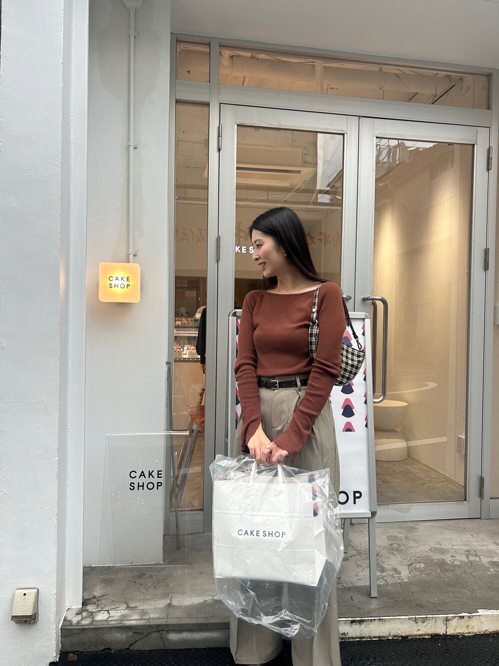 「ニット、秋、シンプル、パンツコーデ、ブラウンコーデ、チェック柄、ベージュコーデ、パンツスタイル、スラックス、イヤリング、ブーツ、お出かけコーデ、ニットコーデ、秋冬コーデ」｜「M_の【M_】OFF SHOULDER ニット（ニット/セーター、ブラウン系）」を使った、cocoinkさん（レディース・164cm）の秋コーディネートの2枚目の写真