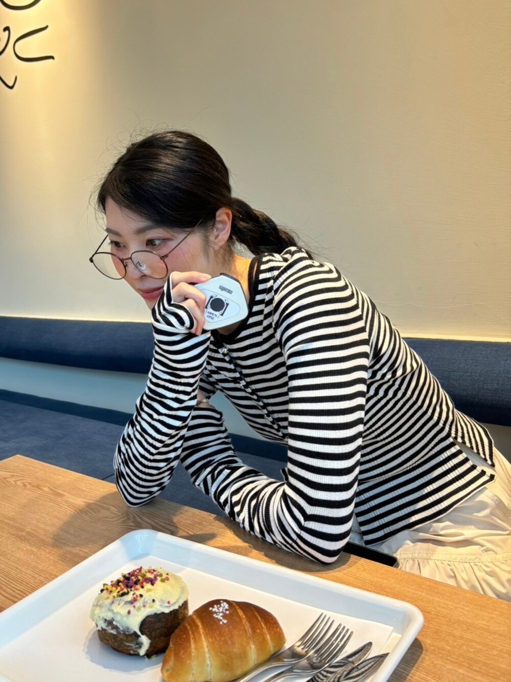 ホワイト系のスカート、レッド系のハンドバッグ、ホワイト系のパンプスを着用したレディースの春コーディネートの3枚目の写真