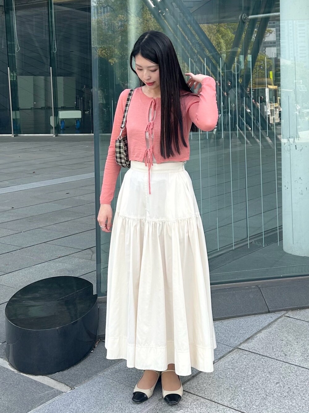 「リボン、チェック、カジュアルスタイル、春ファッション、おでかけコーデ、シンプルスタイル、春、今日のコーデ、カラーコーデ、ピンク、ピンクコーデ、スカートスタイル、休日スタイル、カーディガン、キレイめ」｜「ADAM ET ROPE'のアイテム（スカート、ホワイト系）」を使った、cocoinkさん（レディース・164cm）の春コーディネートの2枚目の写真