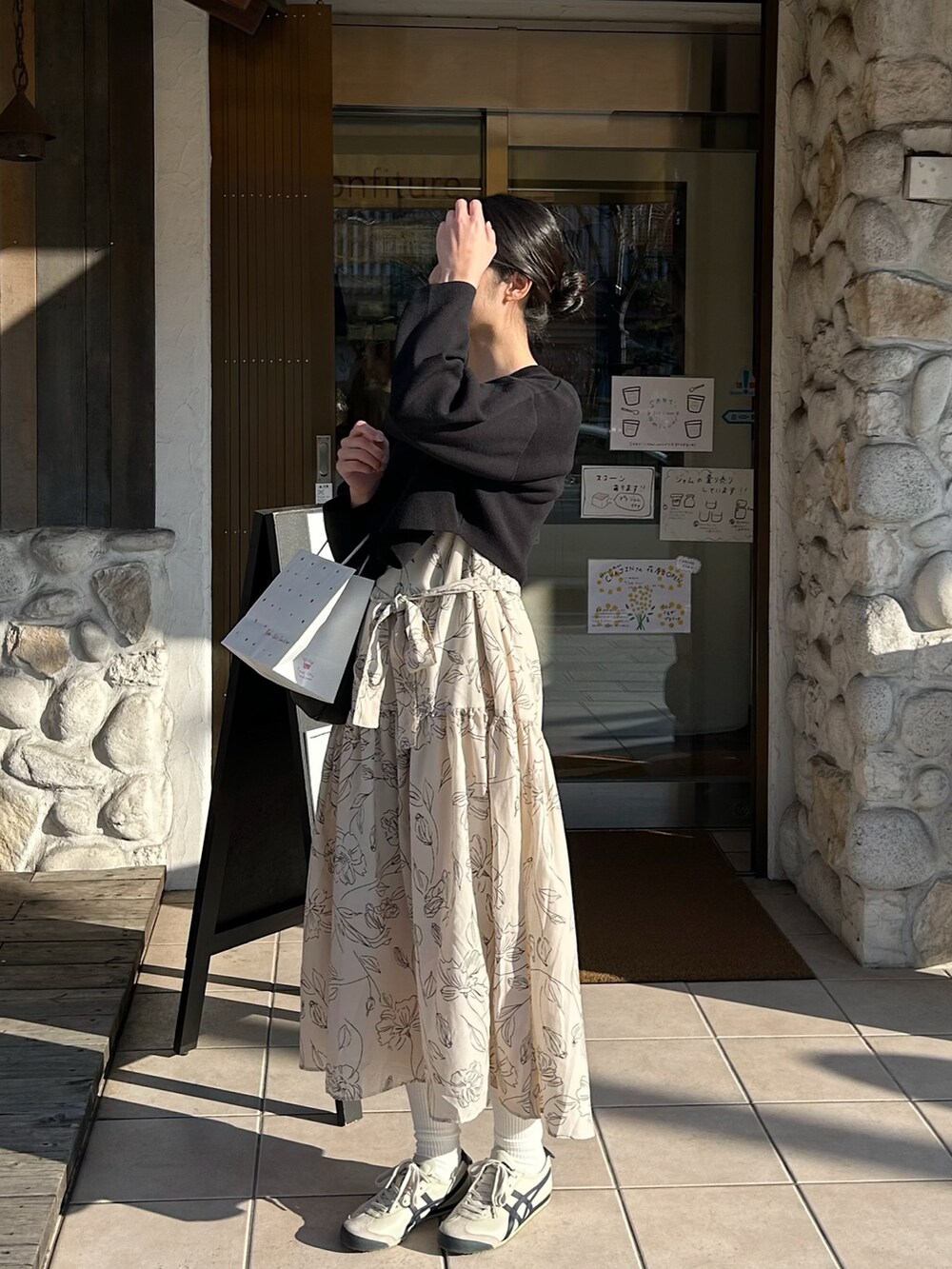 「ワンピース×スニーカー、ロングワンピース、スニーカー×靴下、カーディガンコーデ、黒×ベージュ、オニツカタイガー、花柄ワンピース、mexico66、韓国ブランド、3.3 field trip、ALAND、スポーツミックス、春コーディネート、白ソックス、お団子ヘアー」｜「ALANDのアイテム（ワンピース、ベージュ系）」を使った、cocoinkさん（レディース・164cm）の春コーディネートの2枚目の写真