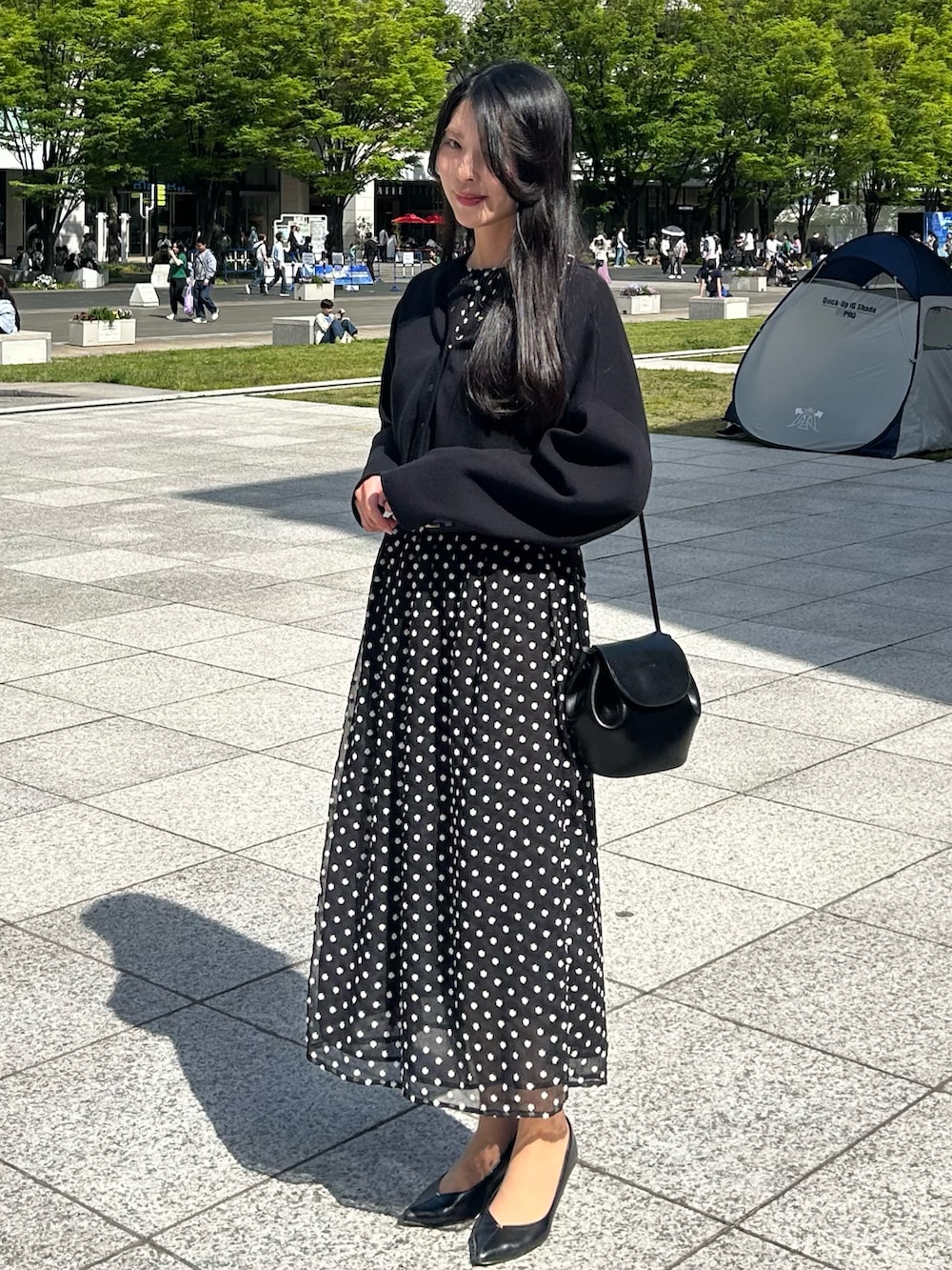 「ワンピース、カーディガン、ブラックコーデ、大人女子、パンプス、オールブラック、モノトーンコーデ、キレイめコーデ、ZARA、休日スタイル、お出かけコーデ、ＧＷ、春コーデ、オケージョン」｜「ZARAのアイテム（ワンピース/ドレス、ブラック系）」を使った、cocoinkさん（レディース・164cm）の春コーディネートの2枚目の写真