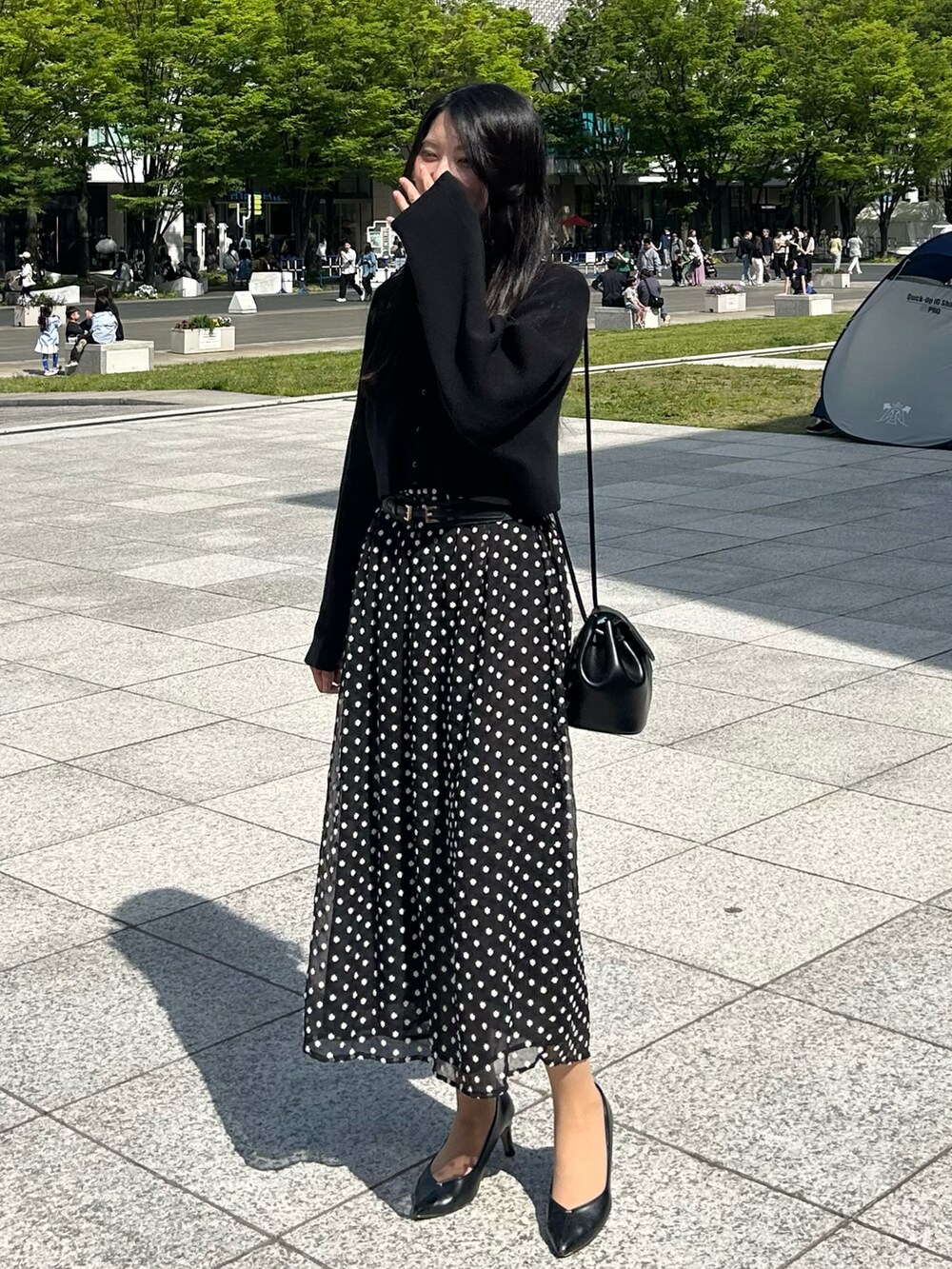 「ワンピース、カーディガン、ブラックコーデ、大人女子、パンプス、オールブラック、モノトーンコーデ、キレイめコーデ、ZARA、休日スタイル、お出かけコーデ、ＧＷ、春コーデ、オケージョン」｜「ZARAのアイテム（ワンピース/ドレス、ブラック系）」を使った、cocoinkさん（レディース・164cm）の春コーディネートの3枚目の写真