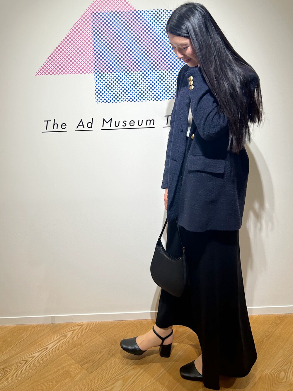 ブルー系のジャケット/アウター、ブラック系のスカート、ブラック系のバッグを着用したレディースの秋コーディネートの2枚目の写真