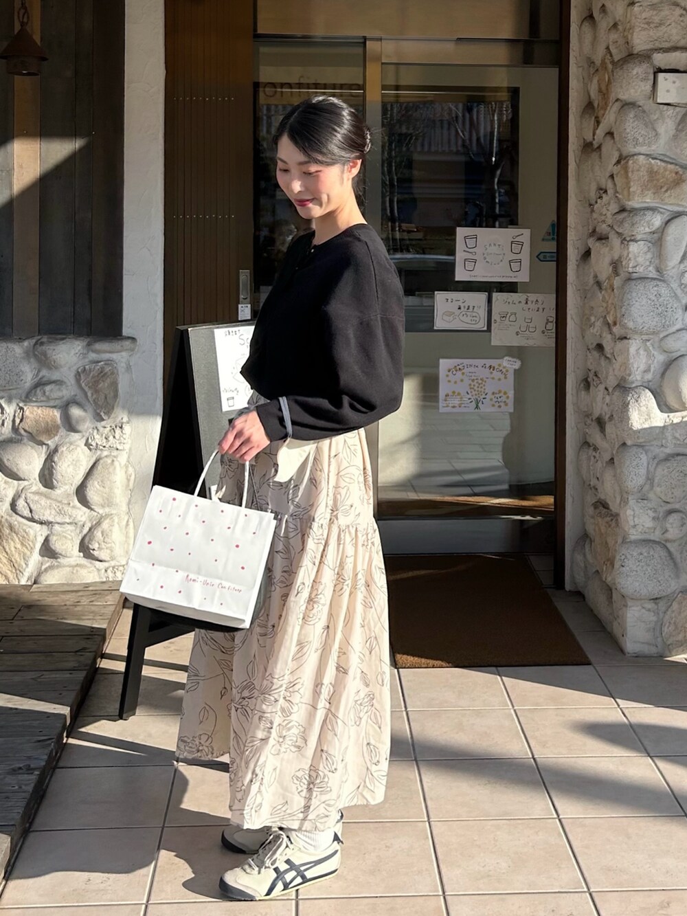 「ワンピース×スニーカー、ロングワンピース、スニーカー×靴下、カーディガンコーデ、黒×ベージュ、オニツカタイガー、花柄ワンピース、mexico66、韓国ブランド、3.3 field trip、ALAND、スポーツミックス、春コーディネート、白ソックス、お団子ヘアー」｜「ALANDのアイテム（ワンピース、ベージュ系）」を使った、cocoinkさん（レディース・164cm）の春コーディネートの3枚目の写真