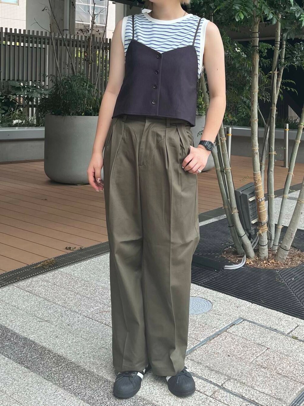 グリーン系のタンクトップ、グリーン系のその他パンツ、グレー系のその他トップスを着用したレディースの夏コーディネートの4枚目の写真