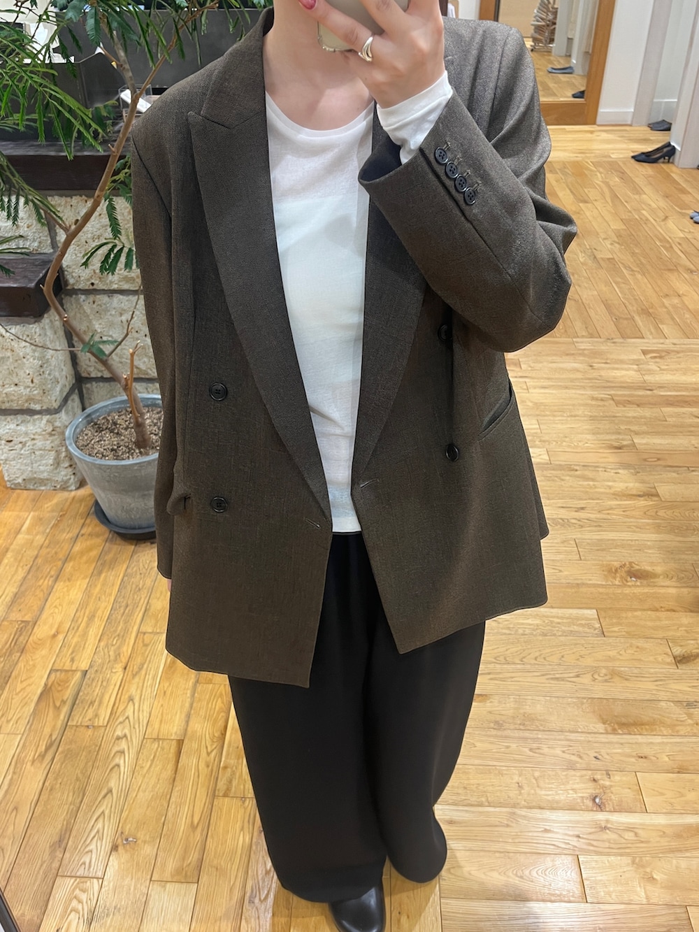 ブラウン系のその他アウター、ホワイト系のTシャツ/カットソー、ブラック系のその他パンツを着用したレディースの秋コーディネートの3枚目の写真