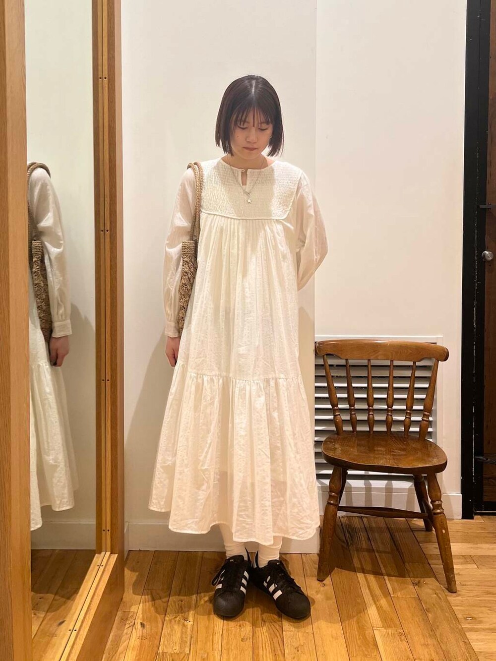 ベージュ系のトートバッグ、ベージュ系のワンピースを着用したレディースの春コーディネートの2枚目の写真