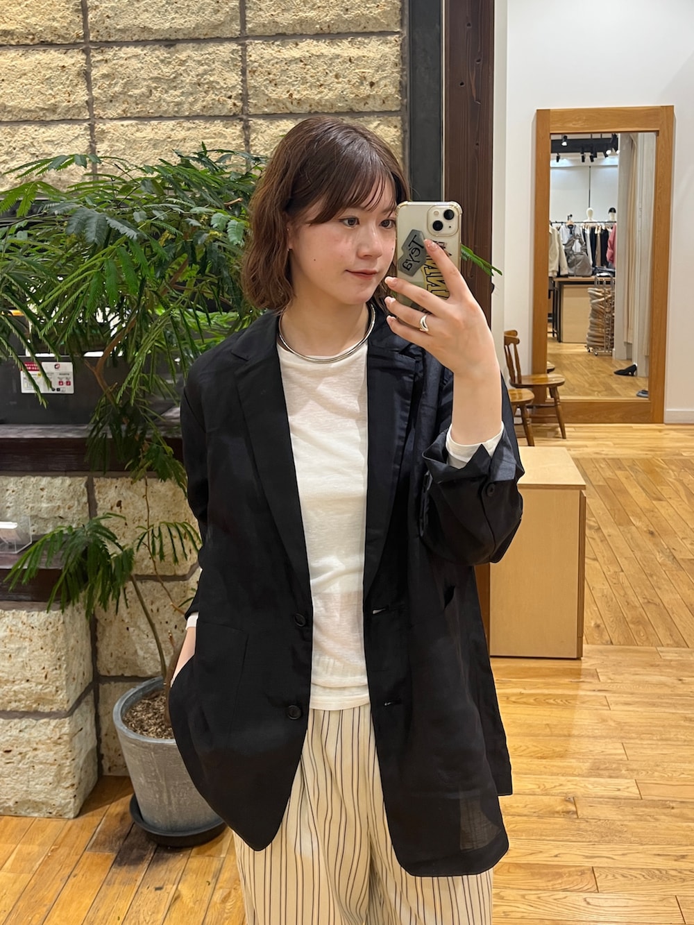 ホワイト系のTシャツ/カットソー、ベージュ系のその他パンツ、ブラック系のテーラードジャケットを着用したレディースの春コーディネートの2枚目の写真