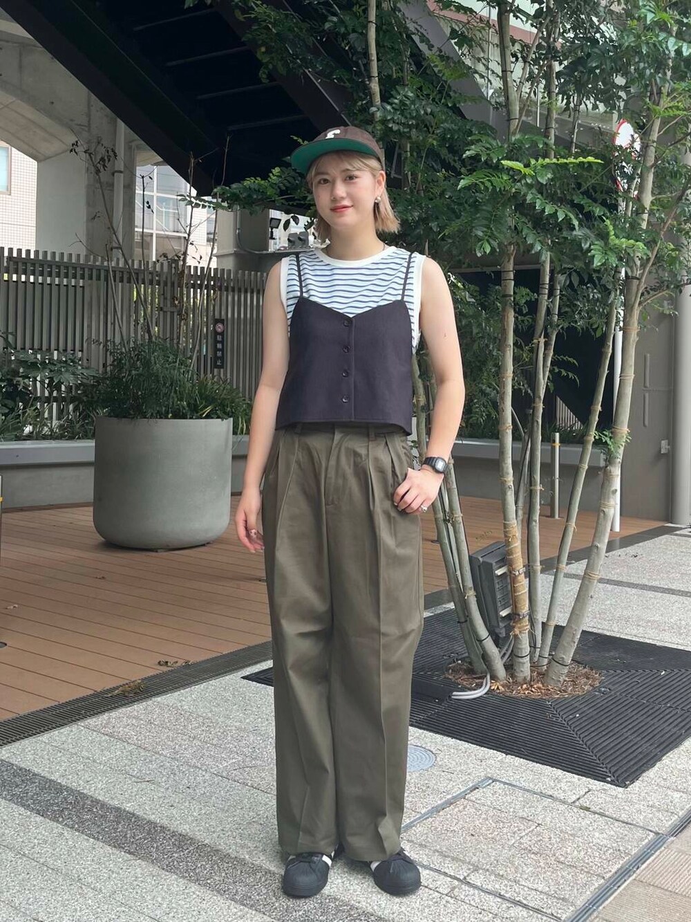 グリーン系のタンクトップ、グリーン系のその他パンツ、グレー系のその他トップスを着用したレディースの夏コーディネートの2枚目の写真