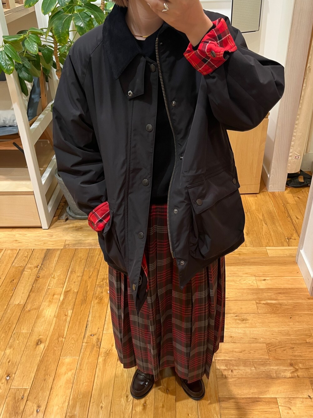 ブラック系のその他アウター、ブラウン系のスカート、ブラック系のニット/セーターを着用したレディースの秋コーディネートの3枚目の写真