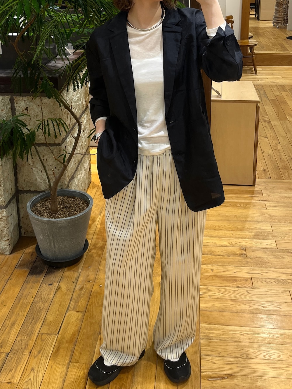 ホワイト系のTシャツ/カットソー、ベージュ系のその他パンツ、ブラック系のテーラードジャケットを着用したレディースの春コーディネートの3枚目の写真