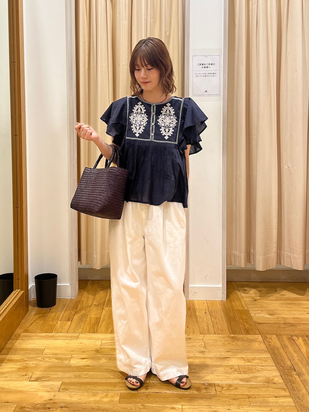 ブラック系のシャツ/ブラウス、ホワイト系のその他パンツ、ブラウン系のトートバッグを着用したレディースの夏コーディネートの2枚目の写真