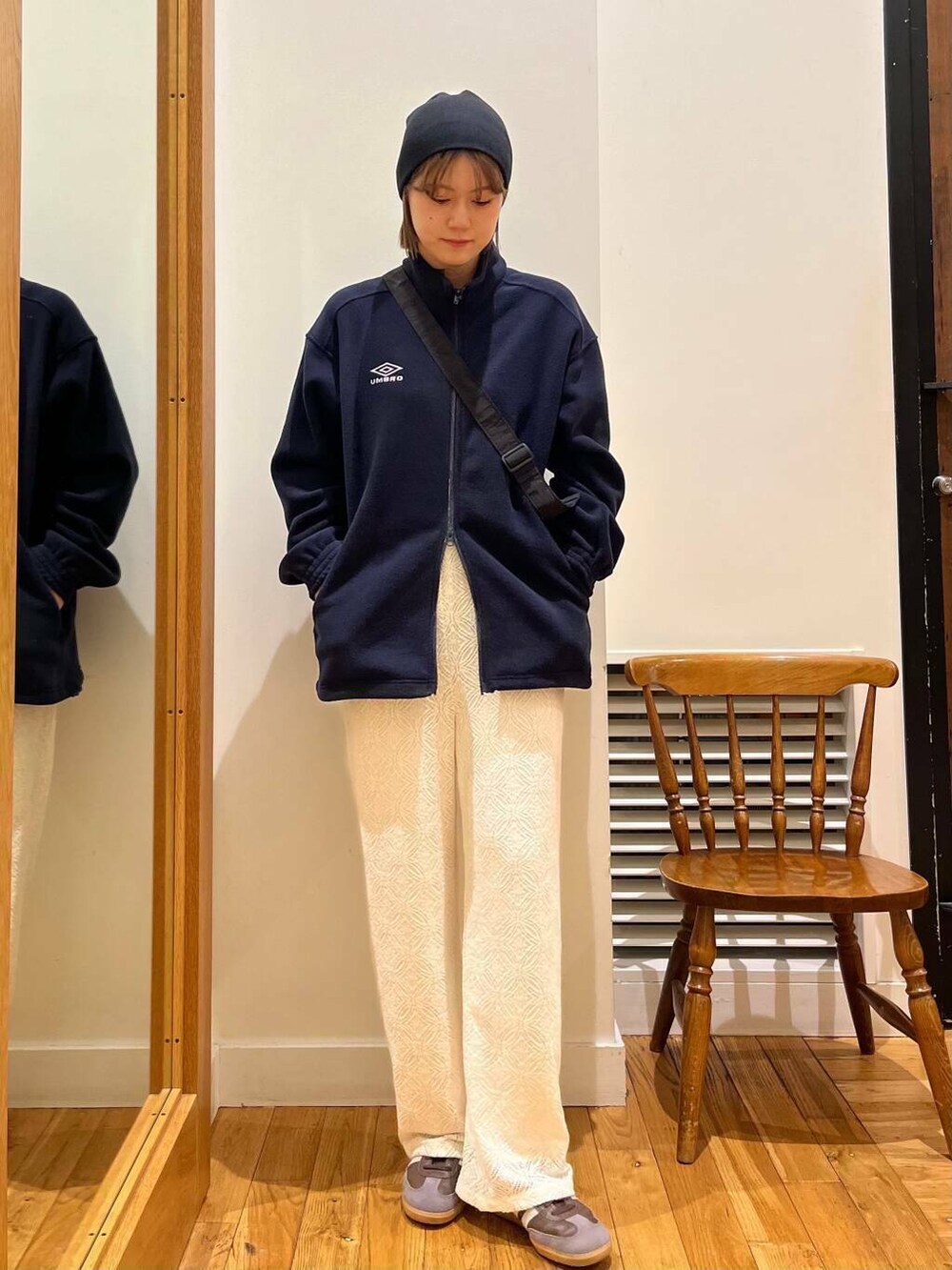 ブラック系のショルダーバッグ、ブルー系のその他アウター、ホワイト系のその他パンツを着用したレディースの秋コーディネートの3枚目の写真