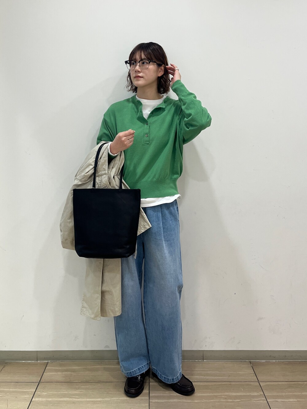 ホワイト系のその他アウター、グリーン系のニット/セーター、ホワイト系のTシャツ/カットソーを着用したレディースの冬コーディネートの2枚目の写真