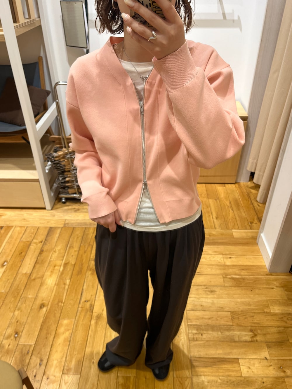 ピンク系のカーディガン/ボレロ、ホワイト系のTシャツ/カットソー、グレー系のその他パンツを着用したレディースの冬コーディネートの5枚目の写真