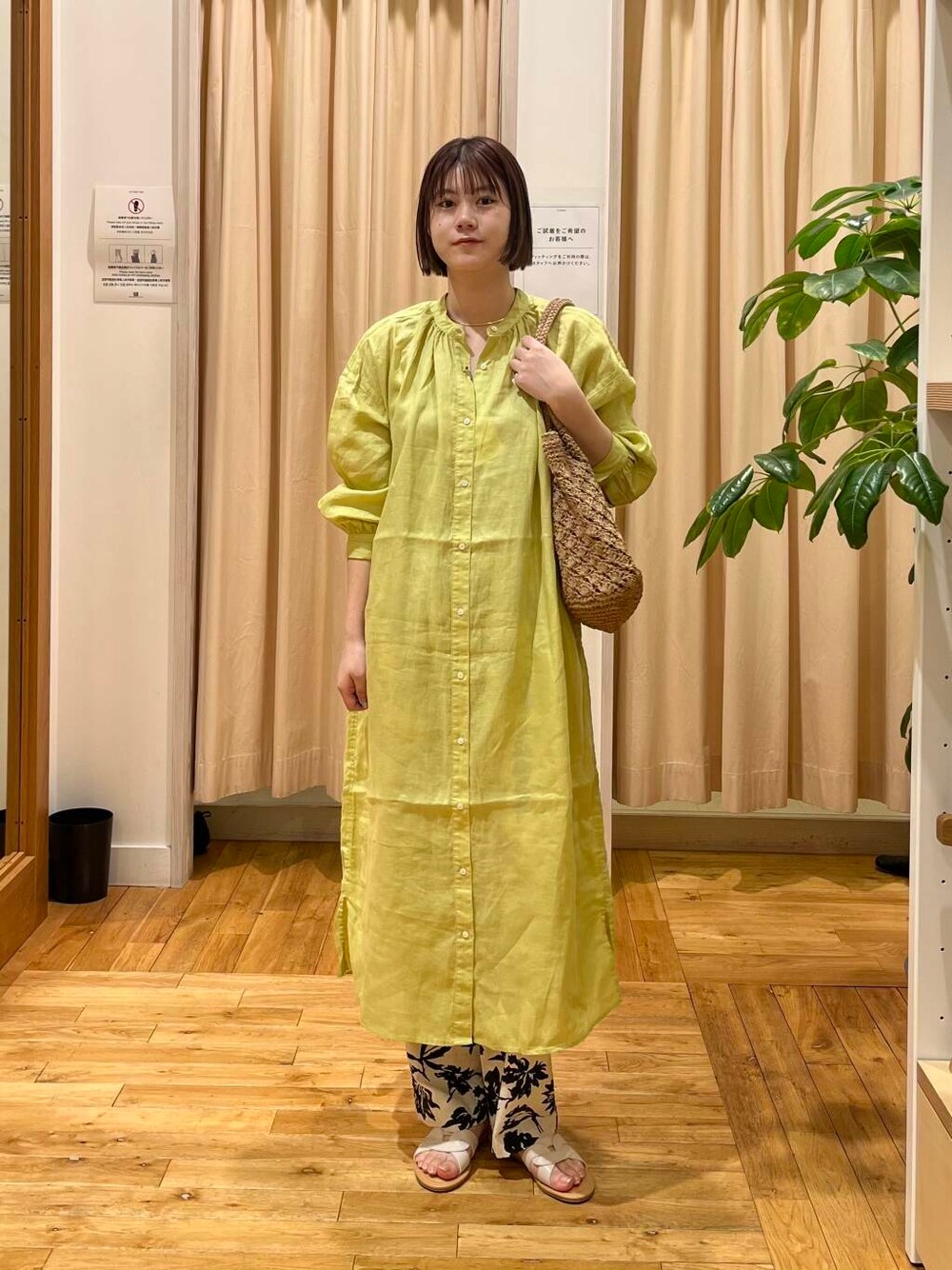 グリーン系のワンピース、ベージュ系のその他パンツ、ベージュ系のトートバッグを着用したレディースの春コーディネートの2枚目の写真