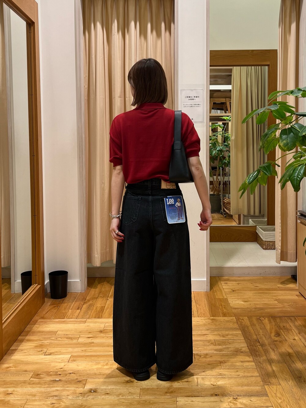 レッド系のニット/セーターを着用したレディースの夏コーディネートの3枚目の写真