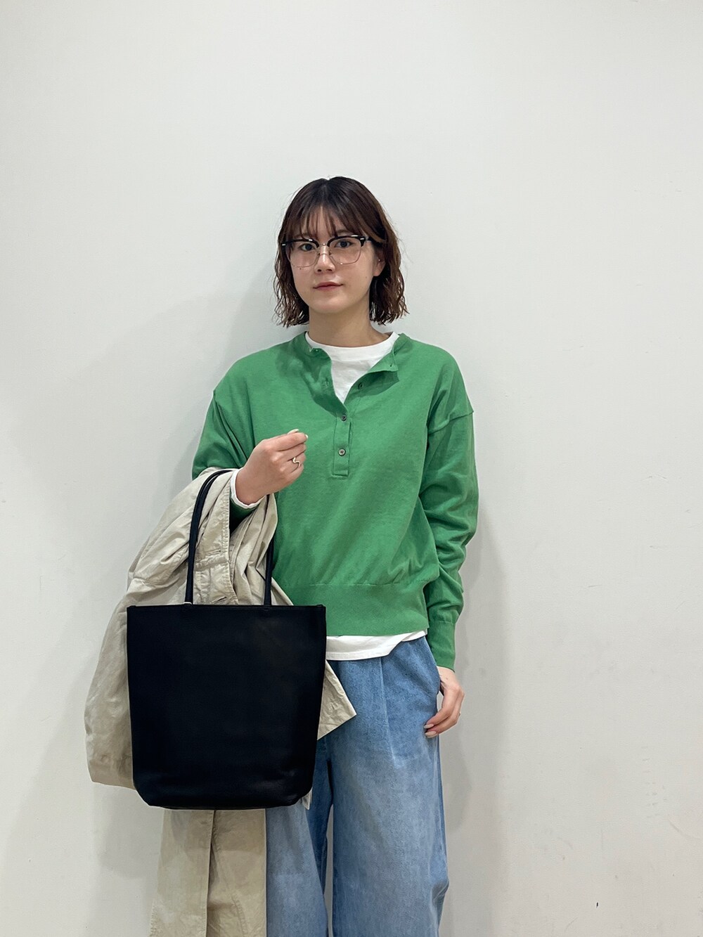 ホワイト系のその他アウター、グリーン系のニット/セーター、ホワイト系のTシャツ/カットソーを着用したレディースの冬コーディネートの5枚目の写真