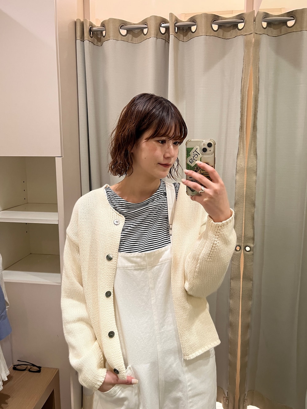 ホワイト系のサロペット/オーバーオール、ホワイト系のカーディガン/ボレロ、ブラック系のTシャツ/カットソーを着用したレディースの冬コーディネートの5枚目の写真