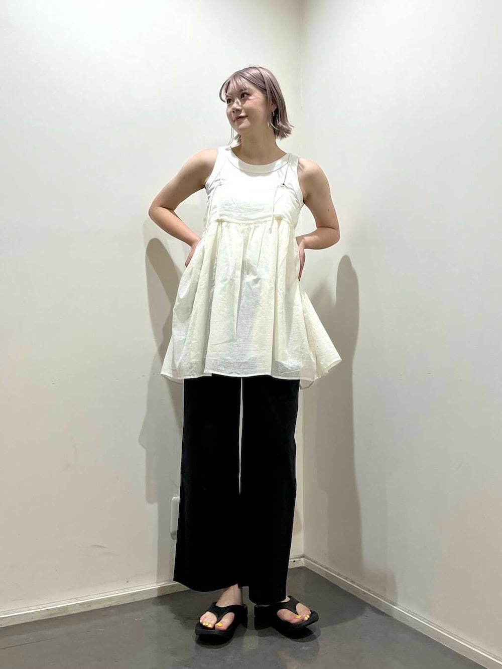 ブラック系のその他パンツ、ホワイト系のタンクトップ、ホワイト系のキャミソールを着用したレディースの夏コーディネートの2枚目の写真