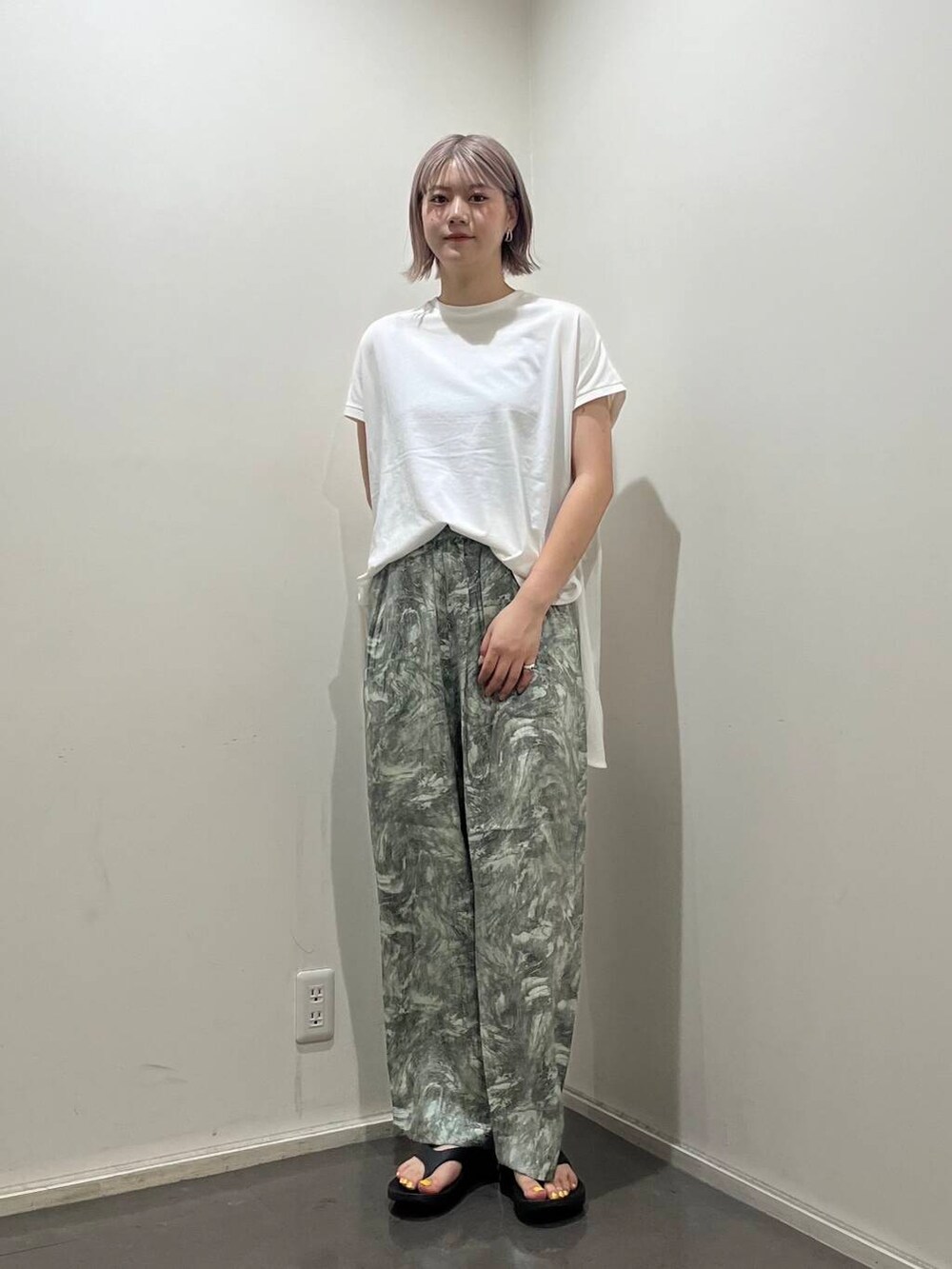 ホワイト系のTシャツ/カットソー、グリーン系のその他パンツを着用したレディースの夏コーディネートの3枚目の写真