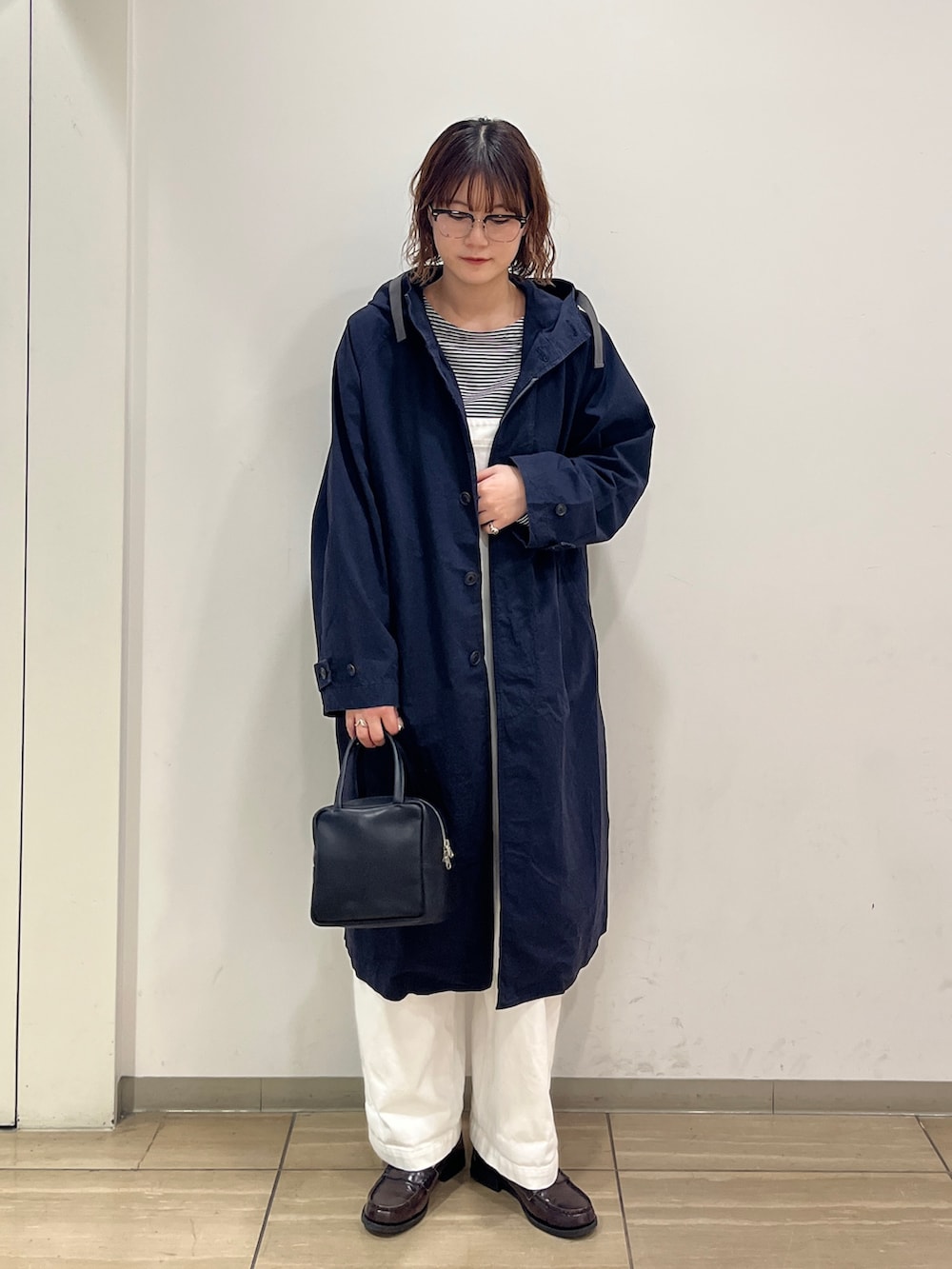 ブルー系のその他アウター、ホワイト系のサロペット/オーバーオール、ブラック系のTシャツ/カットソーを着用したレディースの冬コーディネートの4枚目の写真