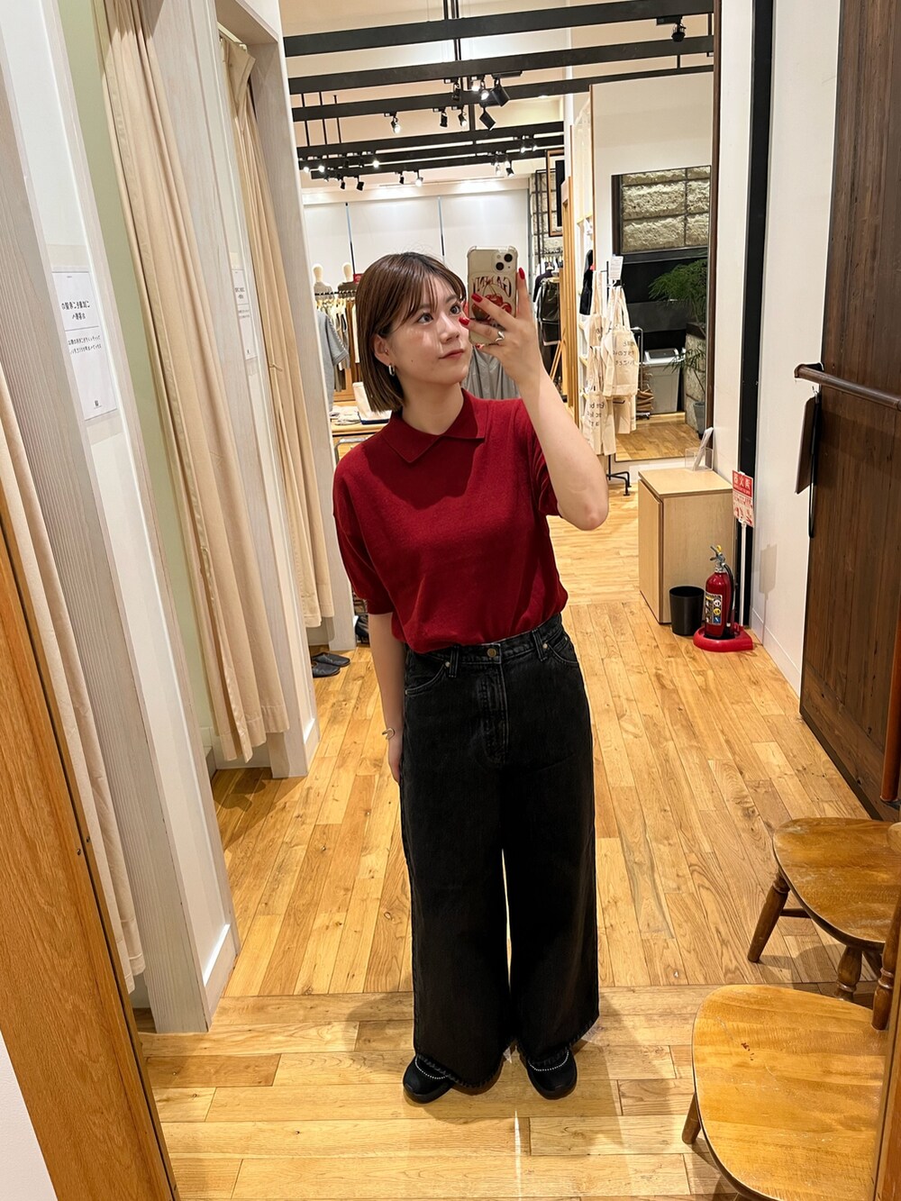 レッド系のニット/セーターを着用したレディースの夏コーディネートの4枚目の写真