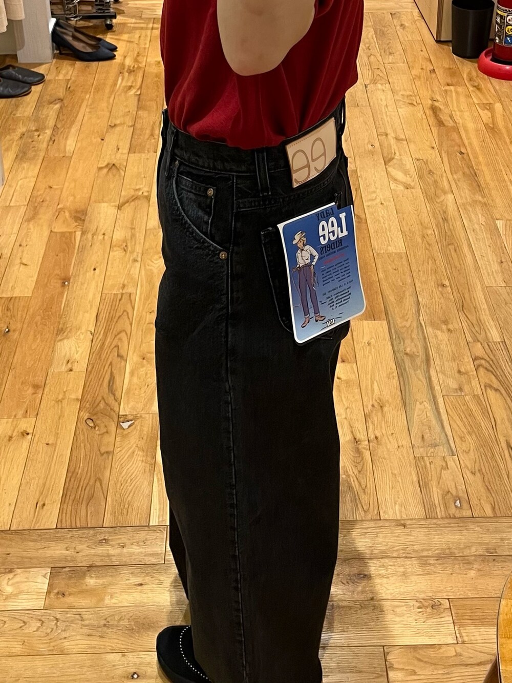 レッド系のニット/セーターを着用したレディースの夏コーディネートの5枚目の写真