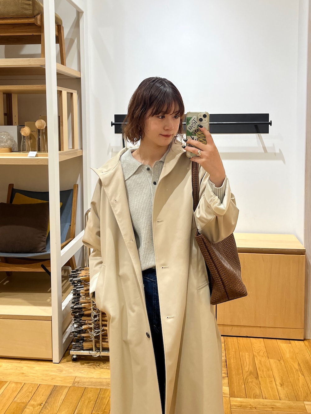 ベージュ系のその他アウター、ブルー系のデニムパンツ、グレー系のニット/セーターを着用したレディースの冬コーディネートの2枚目の写真