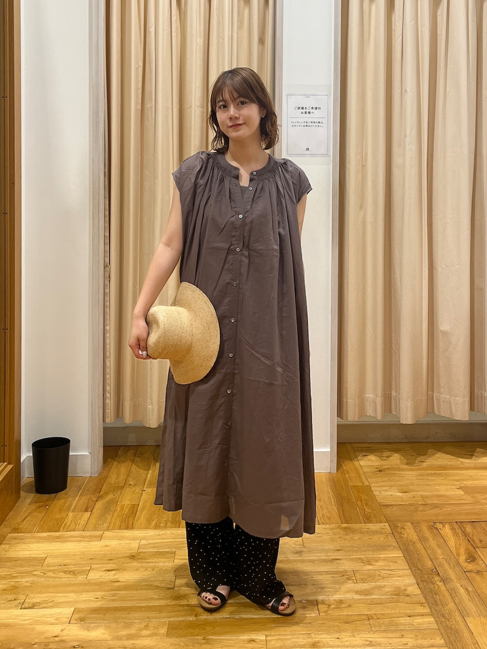 グレー系のワンピース、ブラック系のその他パンツ、ブラック系のサンダルを着用したレディースの夏コーディネートの3枚目の写真