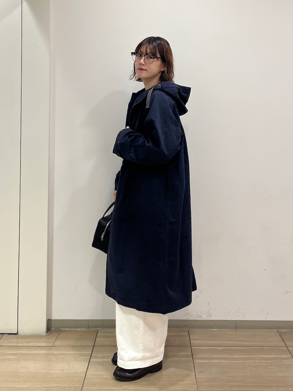 ブルー系のその他アウター、ホワイト系のサロペット/オーバーオール、ブラック系のTシャツ/カットソーを着用したレディースの冬コーディネートの2枚目の写真